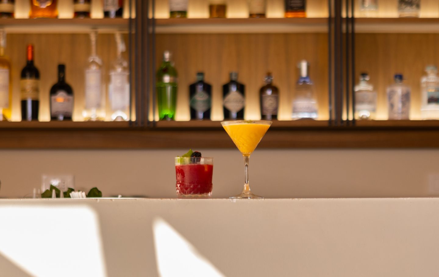 Catarina Restaurant e Drink House, bancone e dettagli del locale